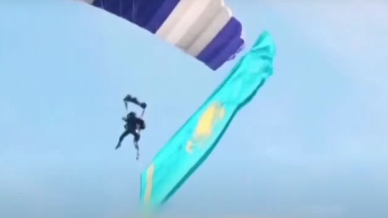 Алматылық бойжеткен қобыз тарта отырып парашютпен секірген