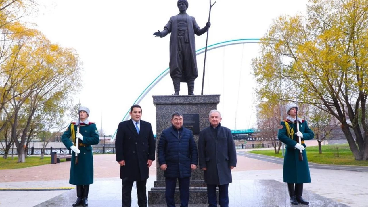 Астанада Ататүрік саябағында Юнус Эмренің ескерткіші ашылды