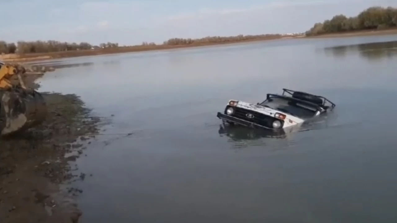 Көлік Жайық өзеніне батып, екі адам қайтыс болды