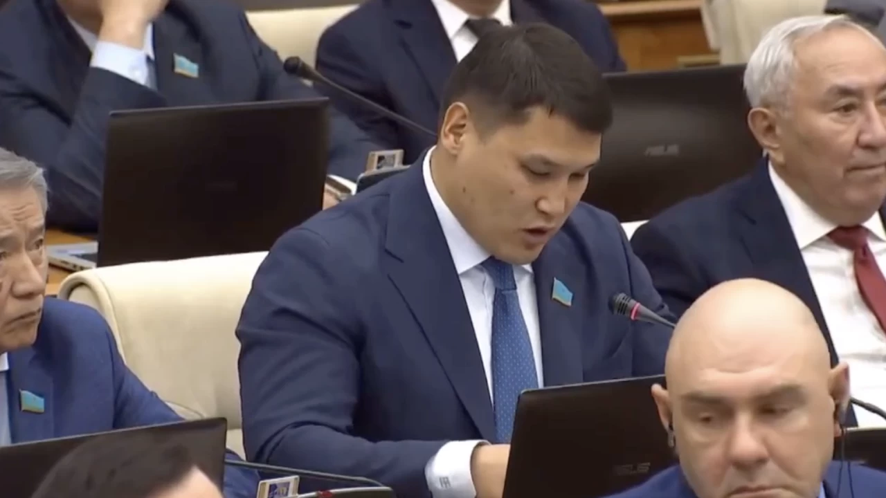 Депутат Берденов: 700 мың оқушы букмекер мен ойын автоматтарында бәс тіккен