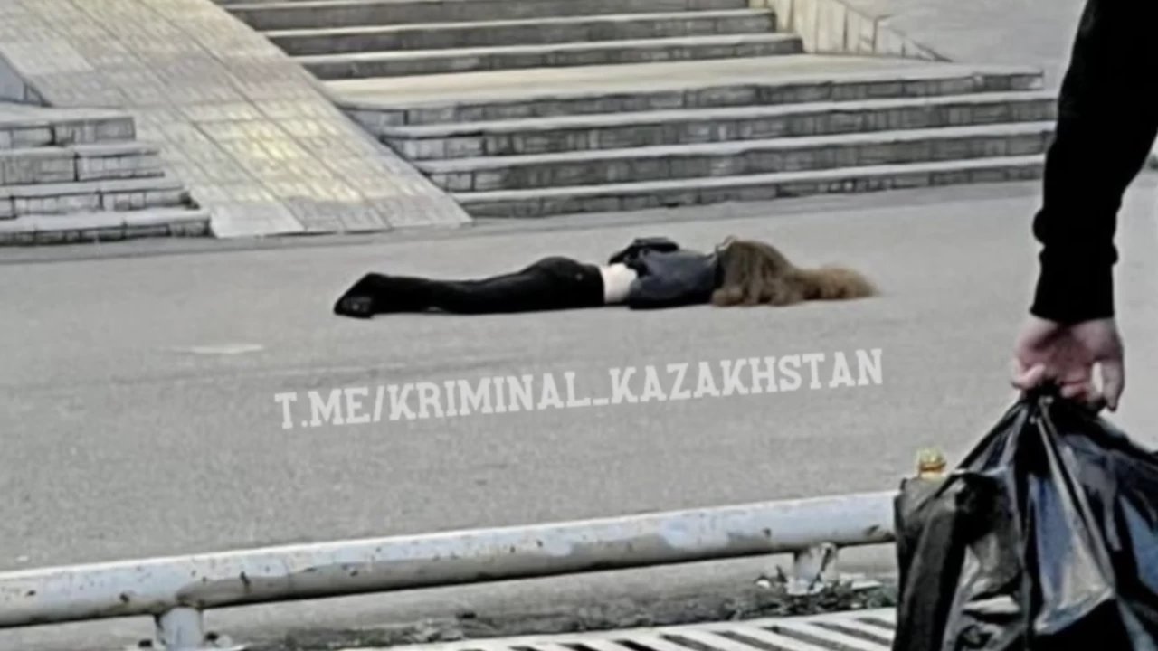 Алматыдағы көпқабатты үйдің терезесінен жас қыз секіріп кетті