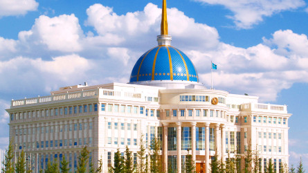 АҚШ елшісі Астананың тарихи көшелерін аралап елді құттықтады