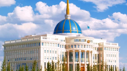 АҚШ елшісі Астананың тарихи көшелерін аралап елді құттықтады