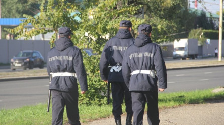 Павлодарда ұландықтар мас күйінде қару асынған азаматты ұстады