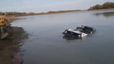 Көлік Жайық өзеніне батып, екі адам қайтыс болды