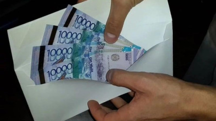 Астанаға Түркиядан заңсыз бұйым әкеліп, әуежайда пара ұсынған азамат ұсталды