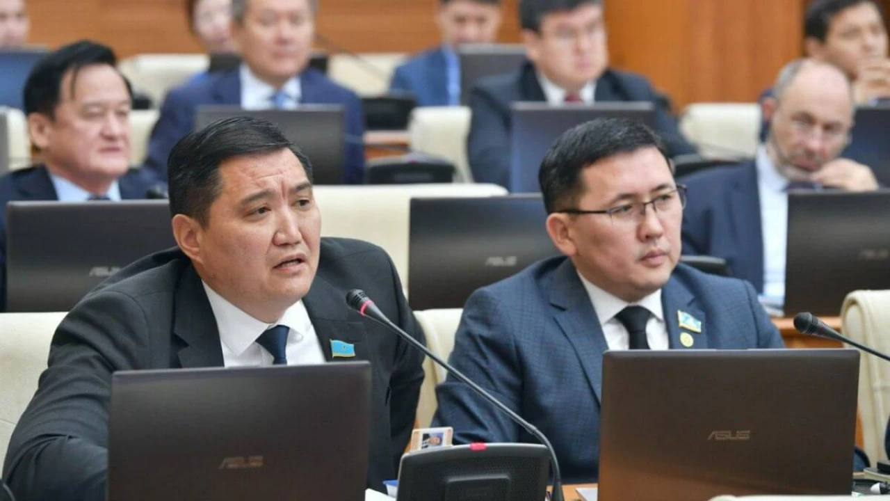 Депутат цифрландыруды тежеп отырған әкімдерді атауды сұрады