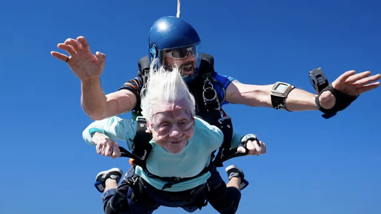 104 жасында парашюттан секірген әже әлемдік рекорд жасады