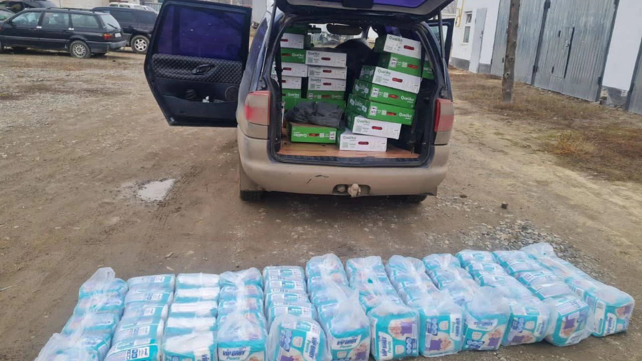 Жүргізуші кабинада ұйықтап жатқанда ұры жүк көлігінен тауарды ұрлап кетті