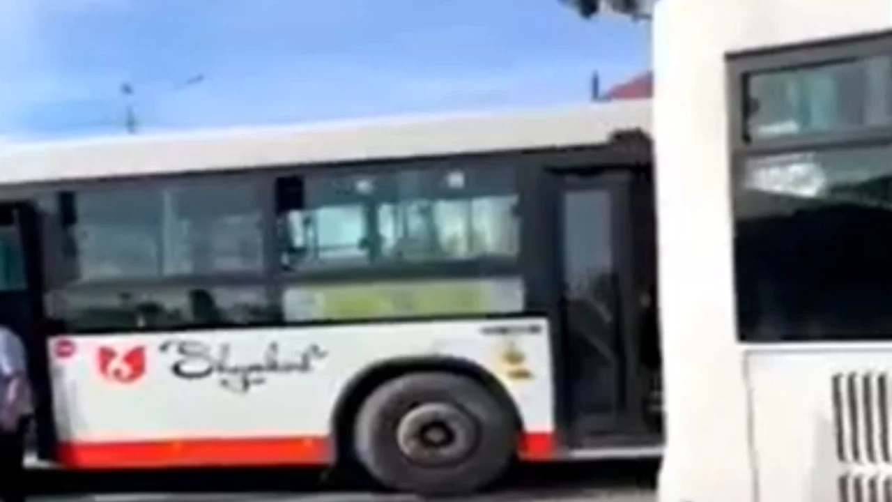 "Жүкті әйел болған": Шымкентте екі автобус жарысып апатқа ұшырады