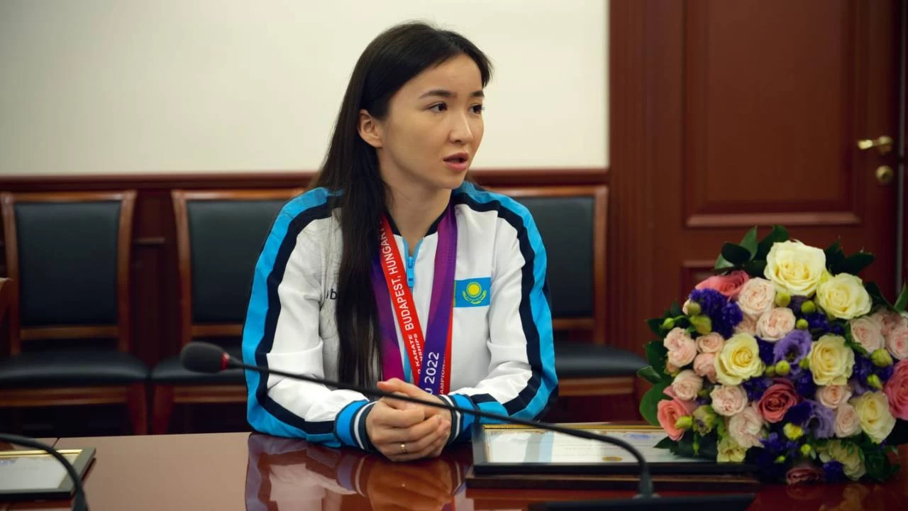 Каратэден тұңғыш әлем чемпионы Мөлдір Жаңбырбай министрмен кездесті