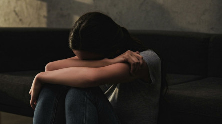 "Қызым келісті": 15 жастағы өз қызын зорлап жүкті еткен еркек сотталды