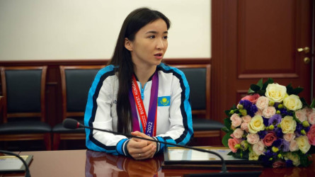 Каратэден тұңғыш әлем чемпионы Мөлдір Жаңбырбай министрмен кездесті