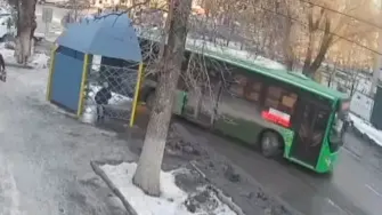 Алматы облысында мас ер адам автобусты айдап кетіп, жол апатына ұшырады