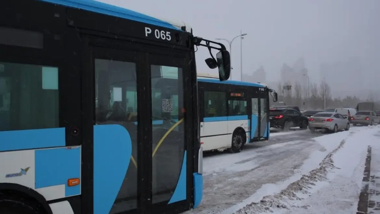 Елордада қала маңына қатынайтын 6 бағдардың автобустары әлі де тоқтап тұр