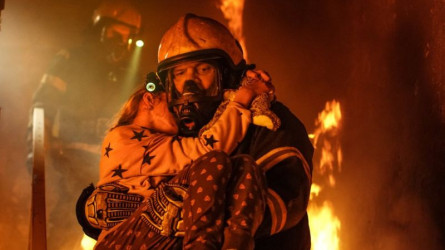 Павлодарлық өрт сөндірушілер жанып жатқан пәтерден баланы құтқарды