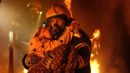 Павлодарлық өрт сөндірушілер жанып жатқан пәтерден баланы құтқарды