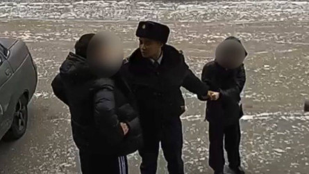 Семейде учаскелік полицей кішкентай қызды мас адамнан құтқарып қалды