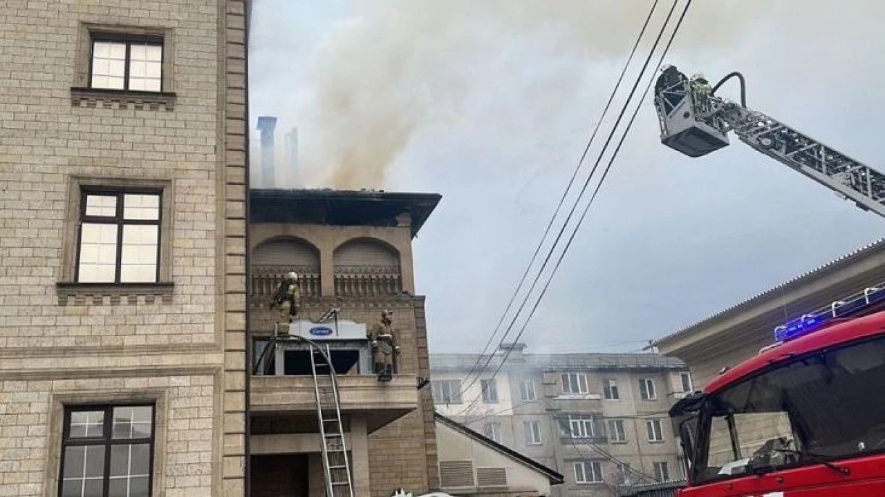 Алматыда Розыбакиев көшесіндегі дәмхана өртенді