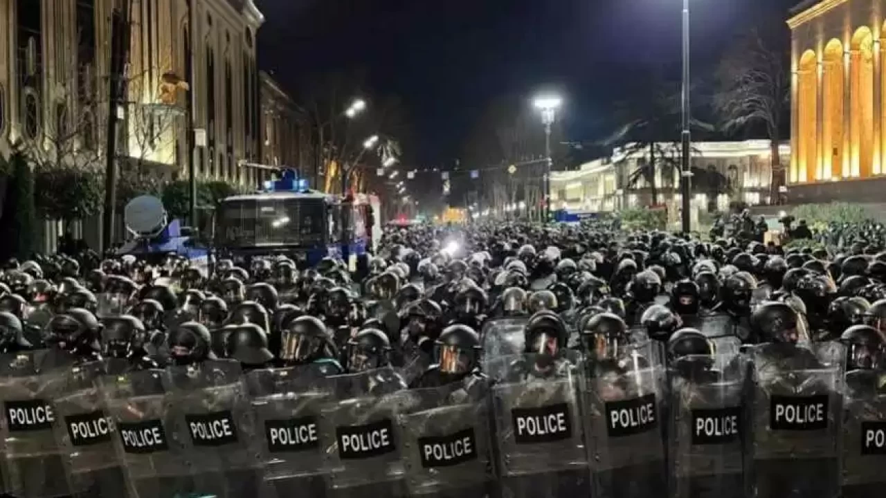 Тбилисиде полиция наразылық акциясына қатысушыларды ұстай бастады