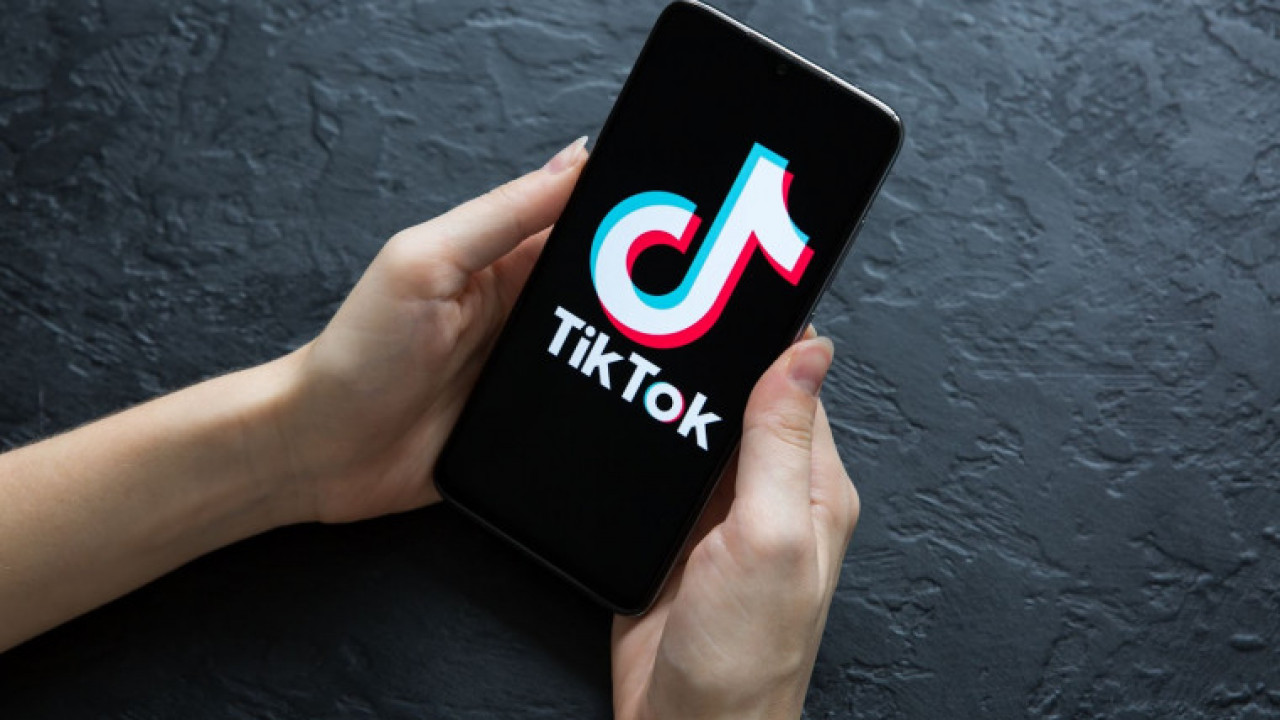 TikTok балалар мен жасөспірімдердің әлеуметтік желіні пайдалану уақытын шектейді