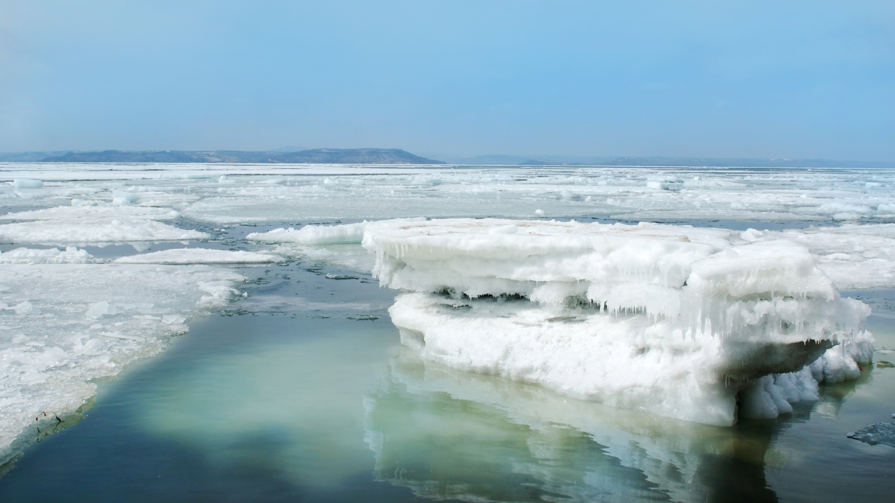 Бұқтырма өзенінде мұз жару жұмыстары жүргізіліп жатыр