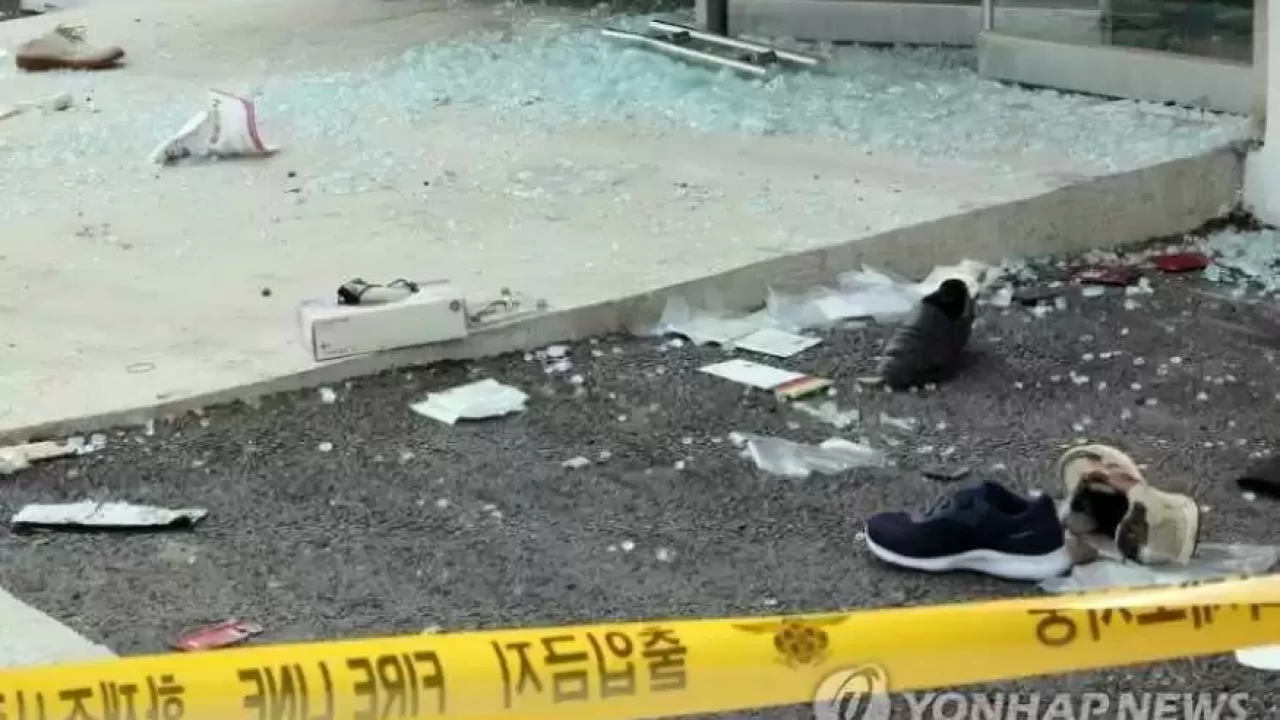 Оңтүстік Кореяда жүк көлігі бір топ адамды қағып кетті, үш адам қаза тапты
