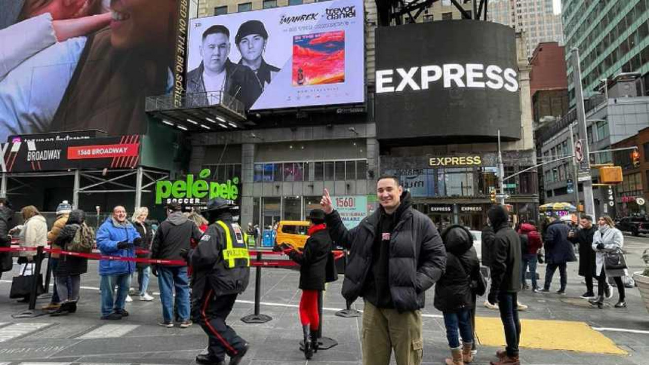 Нью-Йорктің Times Square алаңында Imanbek-тің суреті жарияланды