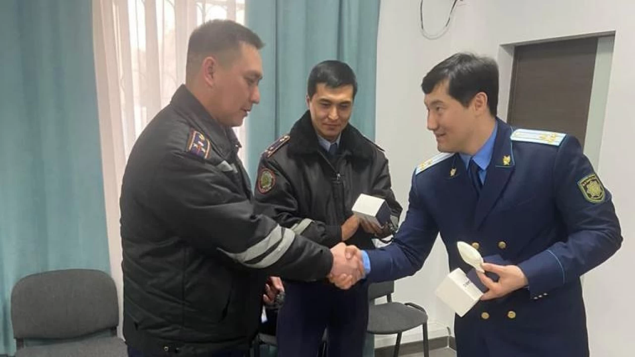 Алматыда суицидтің алдын алған полицейлерге қол сағат тарту етілді