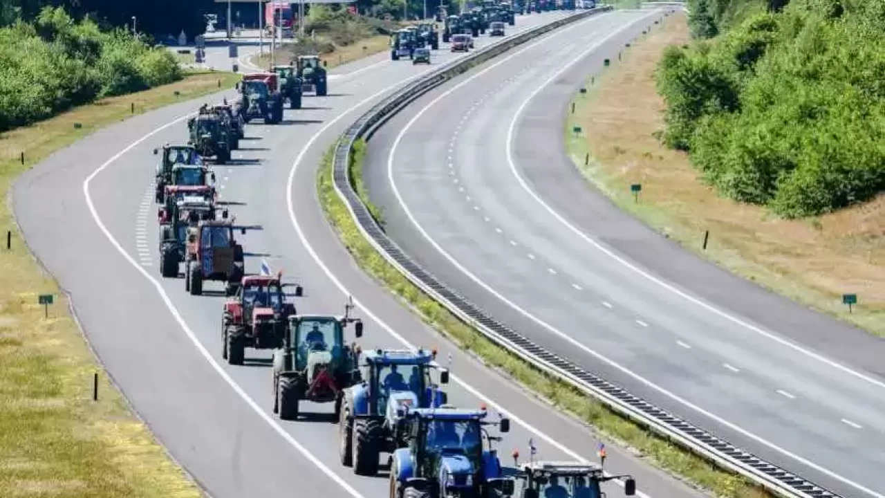 Бельгия фермерлері қарсылық акциясына трактормен шықты
