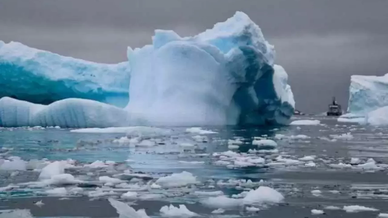 Антарктика мұзының көлемі кішірейіп, «тарихи минимум» деңгейге жетті