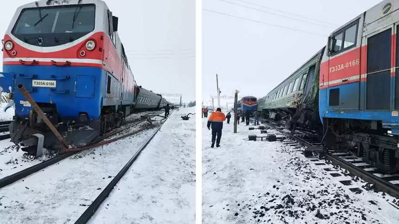 Ақтөбе облысында жолаушылар пойызы локомотивпен соғылып рельстен шығып кетті