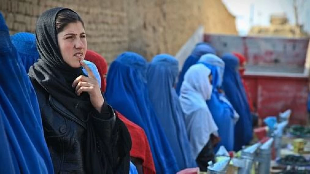 Тәліптер әйелдерге бақшасы бар мейрамханаларға баруға тыйым салды