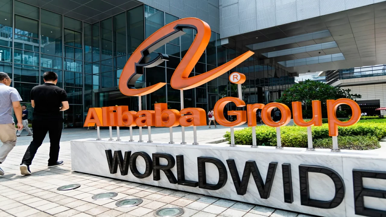 Alibaba компаниясы ChatGPT-ге бәсекелес болатын өз чатботын шығарды