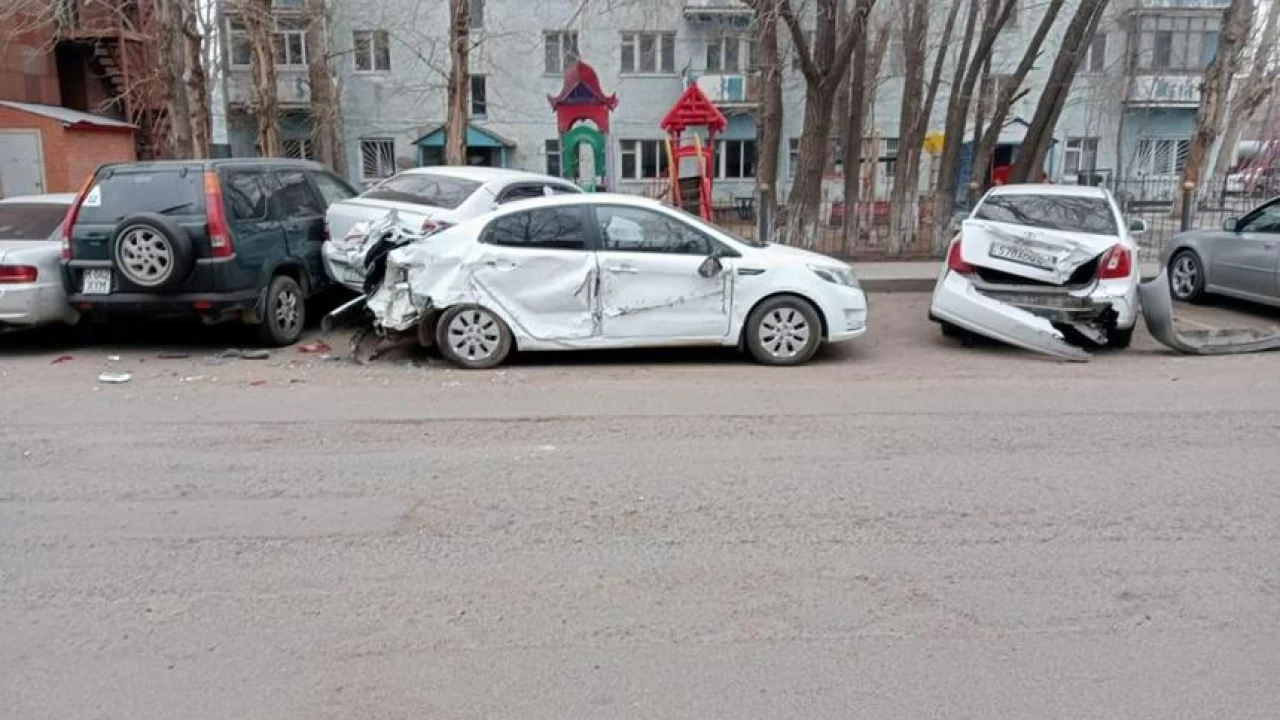 Астанада КамАЗ жүргізушісі 6 көлікті соғып, қашып кеткен