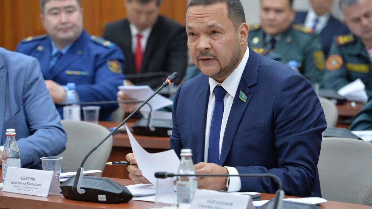 Мәжіліс депутаты блогерлерді бірнеше айға әскерге шақыруды ұсынды