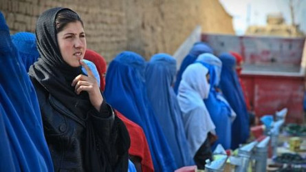 Тәліптер әйелдерге бақшасы бар мейрамханаларға баруға тыйым салды
