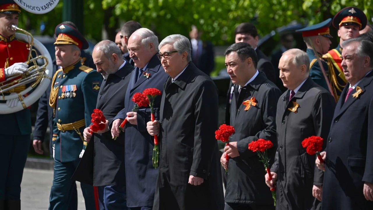 Қасым-Жомарт Тоқаев Жеңіс күніне арналған әскери  шеруге қатысты