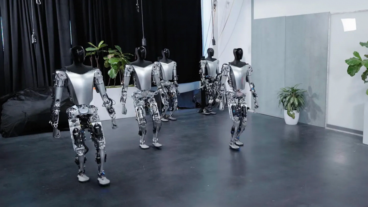 Tesla Bot гуманоидты робот жаңарып, адамға көбірек ұқсайтын болды