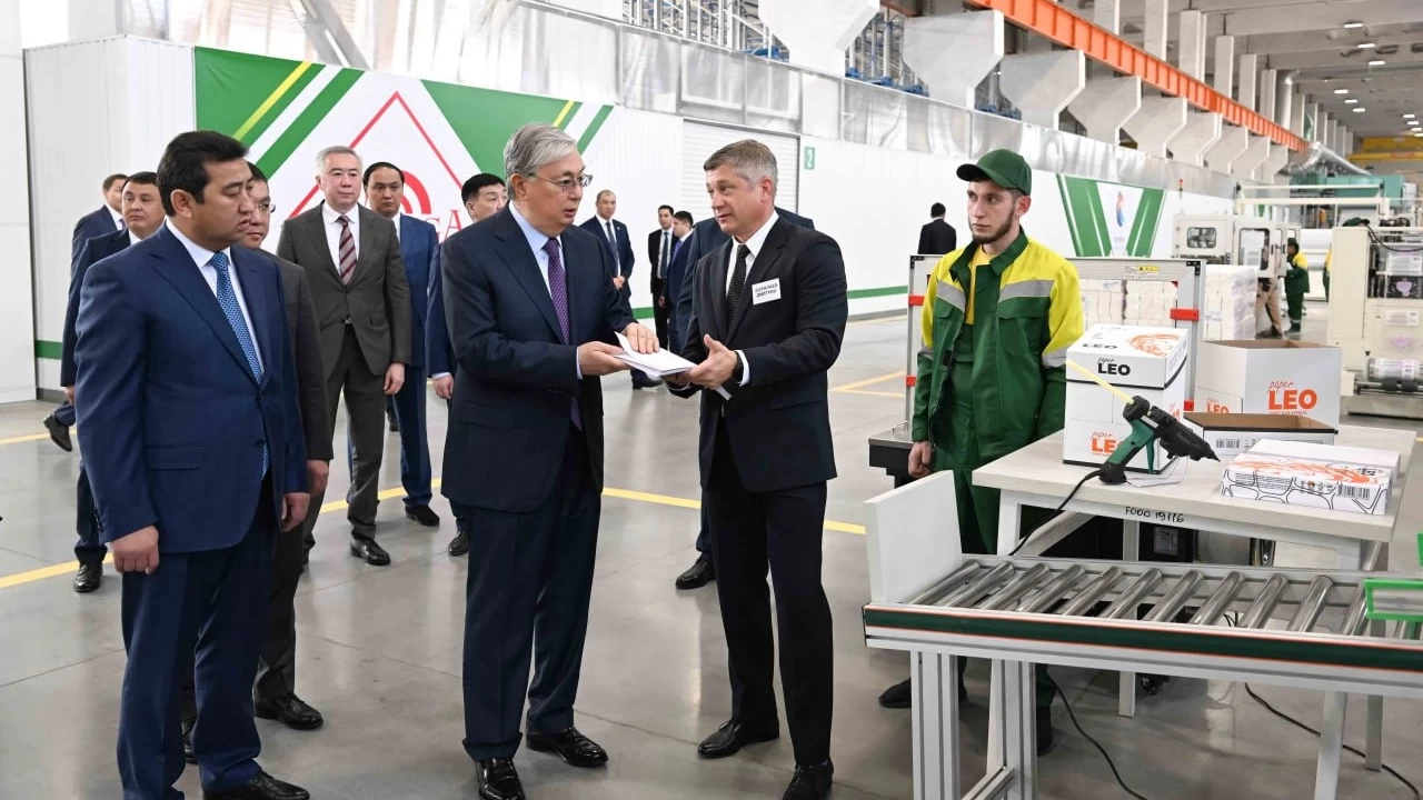 Президент қағаз өнімдерін шығаратын фабрикаға барды
