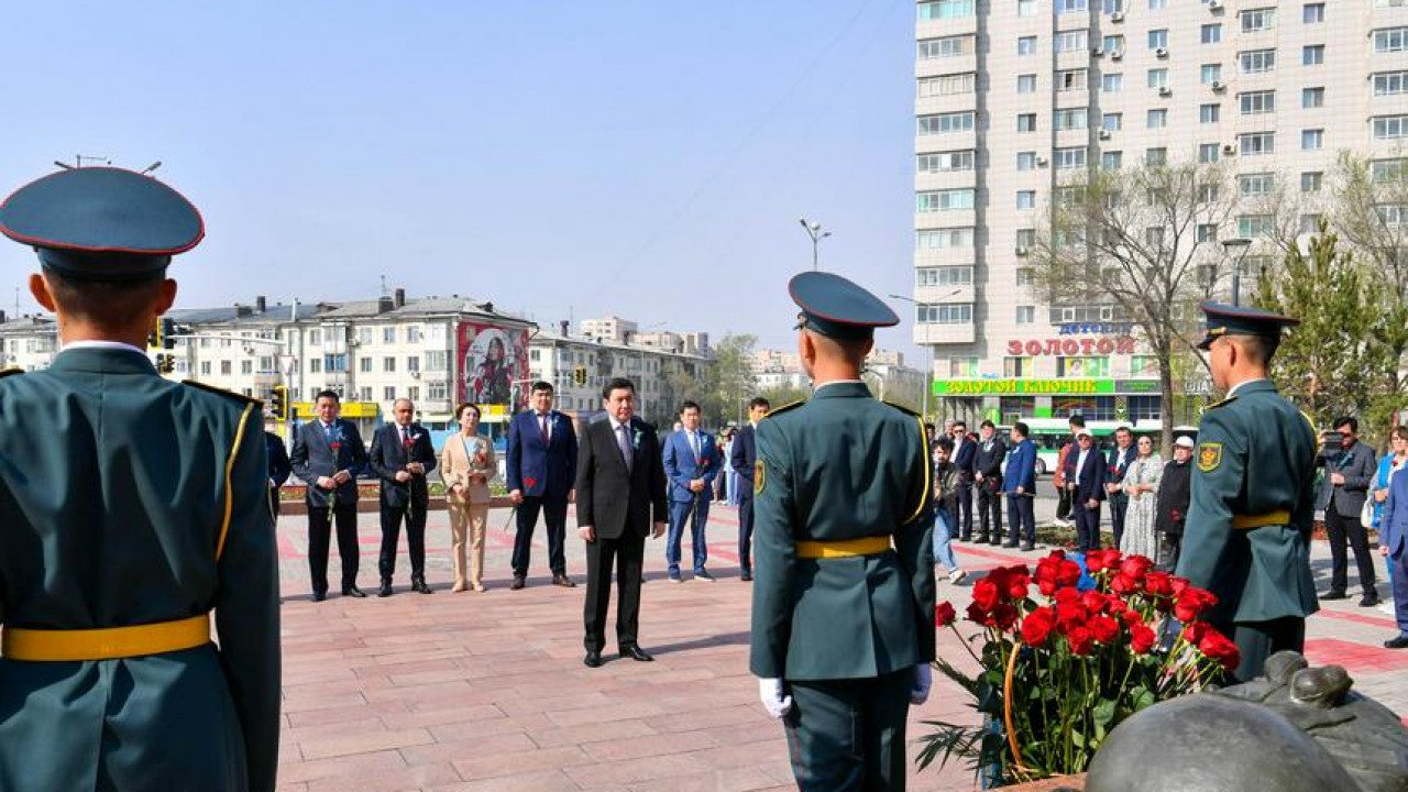 Мәжіліс төрағасы Әлия Молдағұлованың ескерткішіне гүл шоғын қойды