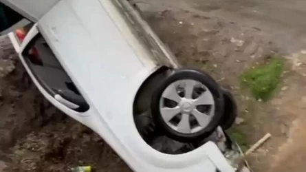 Алматыда жеңіл автокөлік қоқыс төгетін шұңқырға түсіп кетті