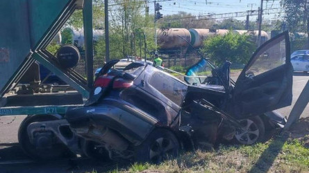 Алматыда маневрлік пойыз жеңіл көліктермен соқтығысты
