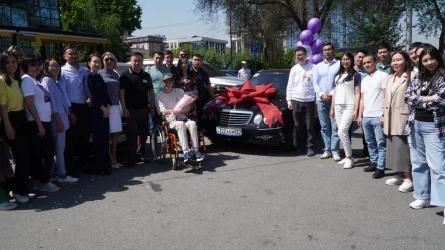 Алматылық депутат Азия ойындарының чемпионына көлік сыйлады