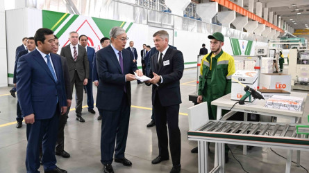 Президент қағаз өнімдерін шығаратын фабрикаға барды