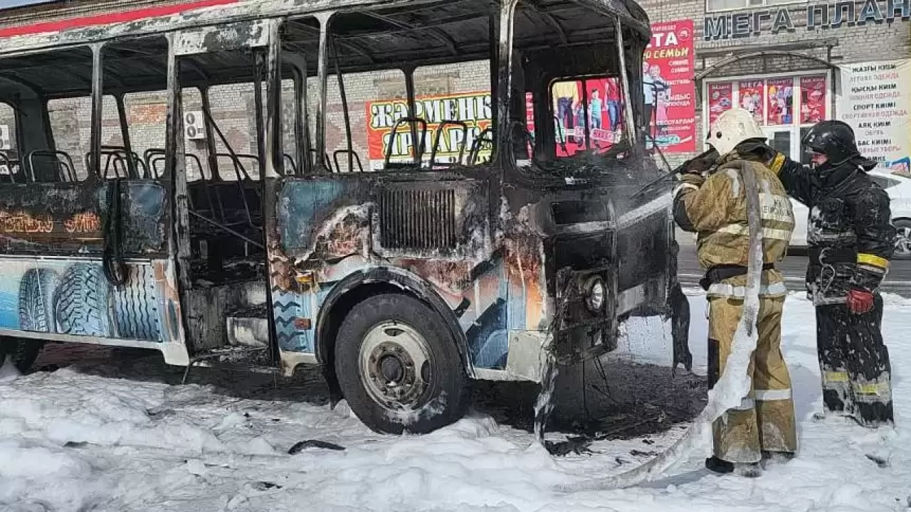 Семейде жолаушылар автобусы түгі қалмай жанып кетті