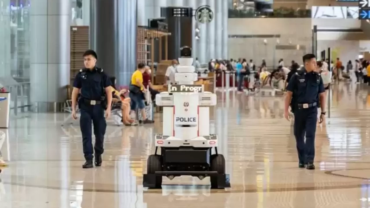 Робот полицейлер Сингапур әуежайын патрульдеп жүр