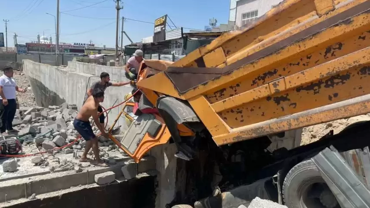 Шымкентте жол жөндеп жүрген КамАЗ жүргізушісі кабинада қысылып қалды