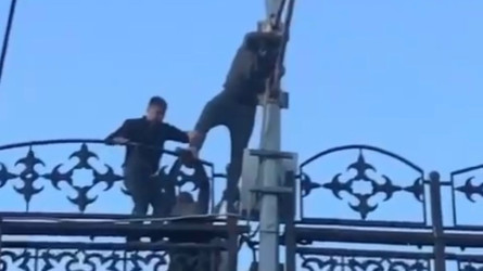 Қарағандыда ер адам көпірден секірмек болды