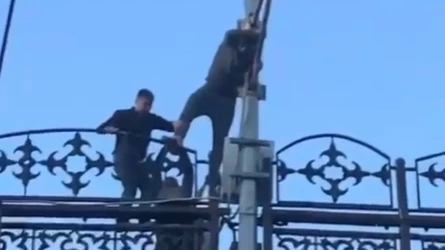 Қарағандыда ер адам көпірден секірмек болды